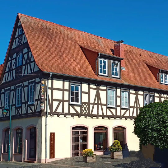 Antiquitaetengeschäft im Zentrum von Hochheim am Main, Verkauf nach Terminvereinbarung oder in unseren Shop-Portalen. Biedermeier-Möbel, Empire, Art Deco, Regance, Directoire Jugendstil oder Louis Epochen, wir geben gerne Ihre Aufarbeitungs und Restaurationswünsche weiter.